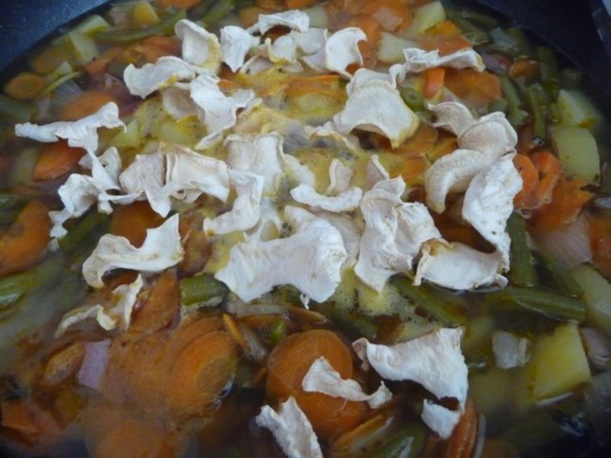Suppen & Eintöpfe : Bohnensuppe mit Paprikasalmi und Wurstresten - Rezept - Bild Nr. 9