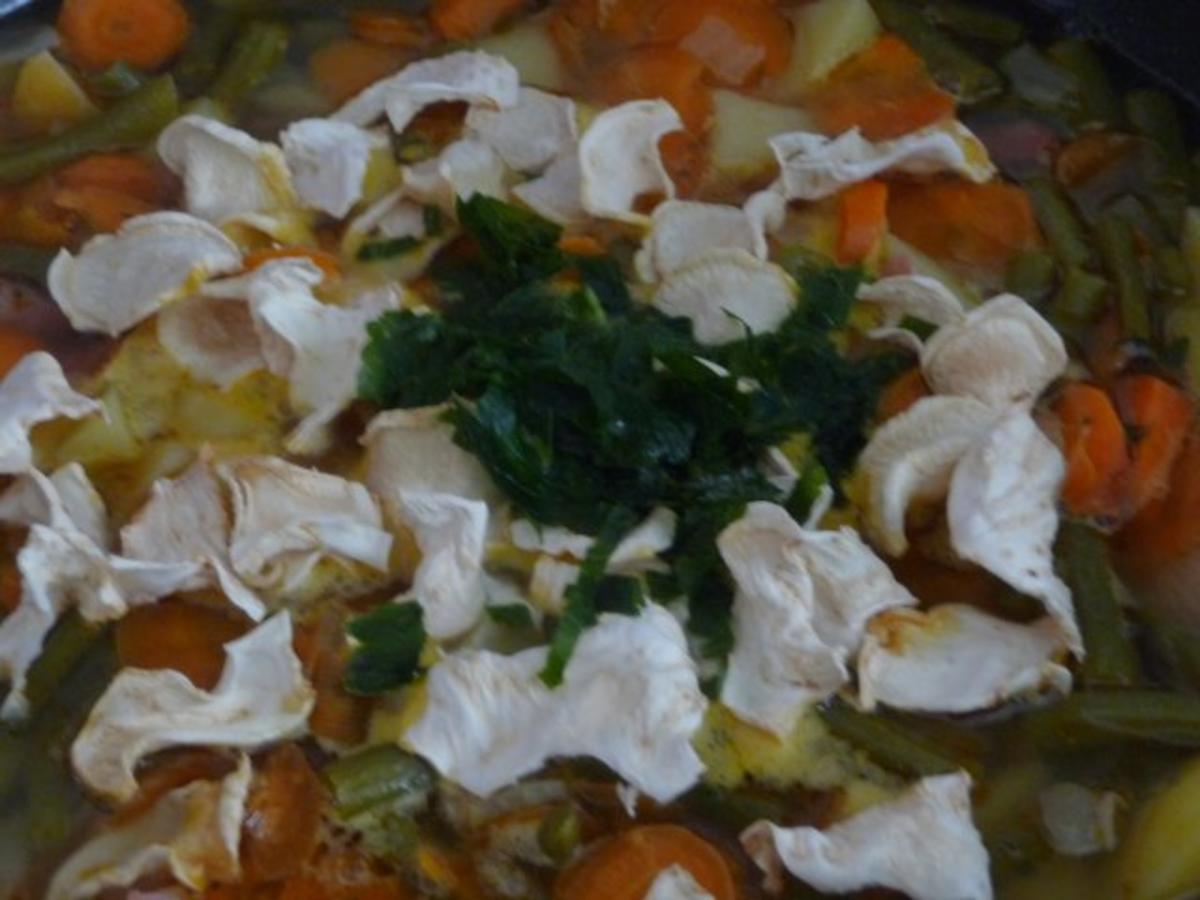 Suppen & Eintöpfe : Bohnensuppe mit Paprikasalmi und Wurstresten - Rezept - Bild Nr. 10