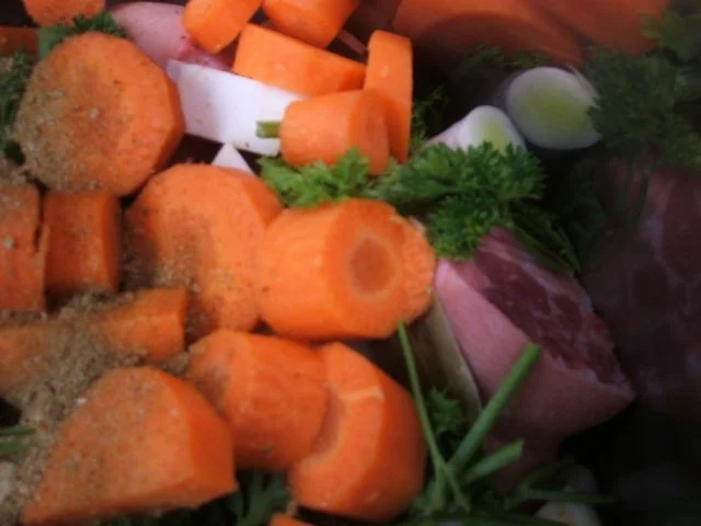 Rezept: Vorrat: Grundrezept für Fleischbrühe - Basis für alle möglichen Sülzen Bild Nr. 2 Vorrat: Grundrezept für Fleischbrühe - Basis für alle möglichen Sülzen - Rezept - Bild Nr. 2