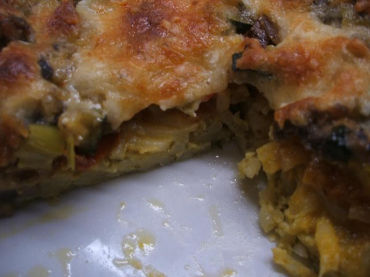 Pasta: Nudelpizza für die 16er Form - schnell &amp; einfach - von lunapiena