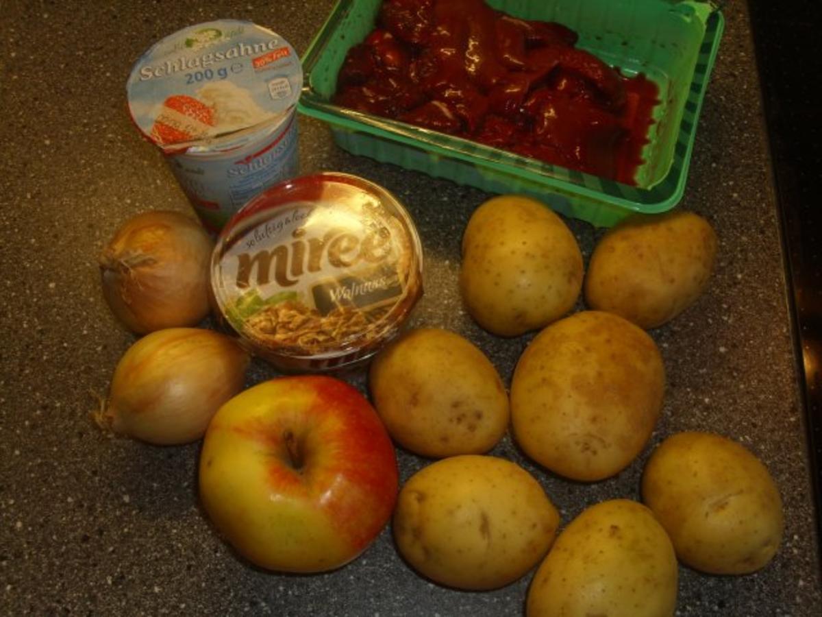 Geflügelleber mit Apfel, Zwiebeln und Kartoffelpü in Walnusscreme - Rezept - Bild Nr. 2