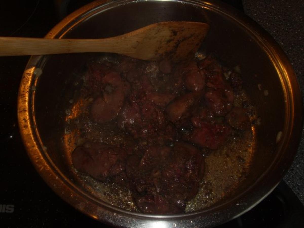 Geflügelleber mit Apfel, Zwiebeln und Kartoffelpü in Walnusscreme ...