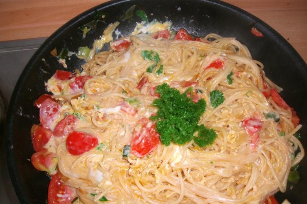 Eierspaghetti mit Tomaten - Rezept