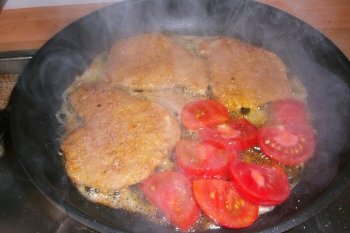 Kotelett mit gebratenen Tomaten und Spiegelei - Rezept - Bild Nr. 3