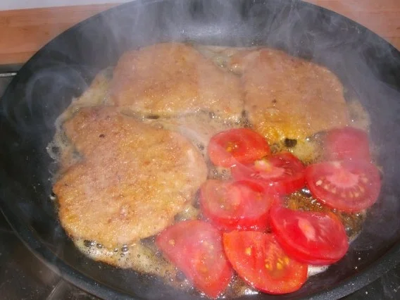 Rezept: Kotelett mit gebratenen Tomaten und Spiegelei Bild Nr. 3 Kotelett mit gebratenen Tomaten und Spiegelei - Rezept - Bild Nr. 3