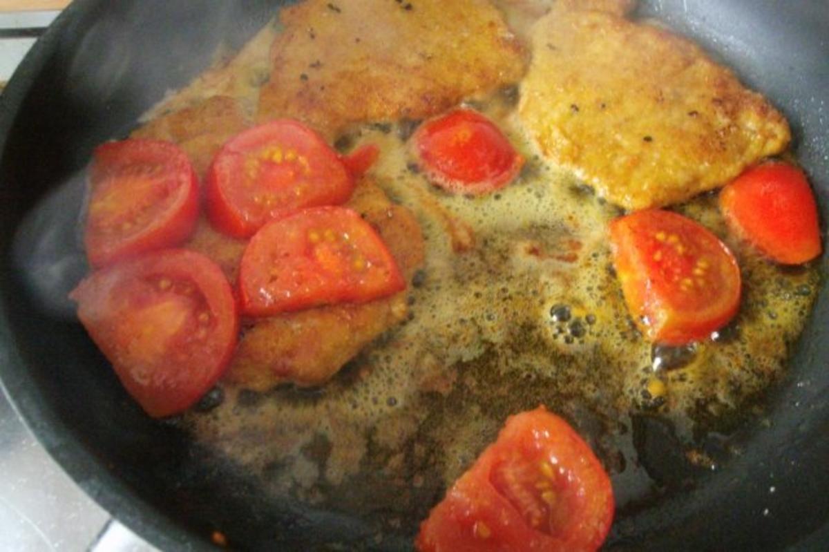 Kotelett mit gebratenen Tomaten und Spiegelei - Rezept