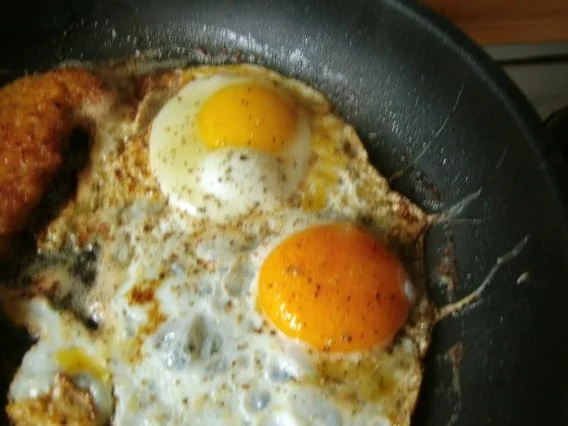 Rezept: Kotelett mit gebratenen Tomaten und Spiegelei Bild Nr. 5 Kotelett mit gebratenen Tomaten und Spiegelei - Rezept - Bild Nr. 5