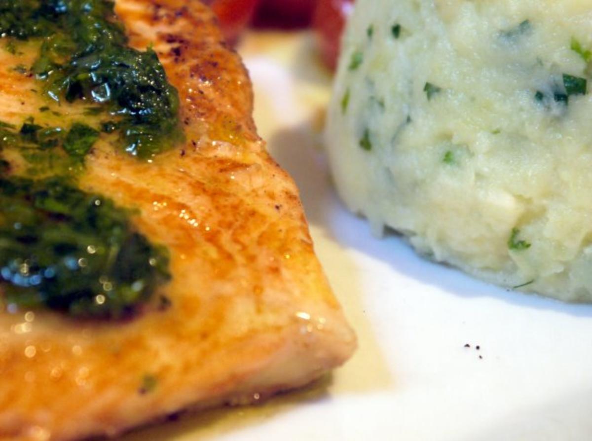 Bilder für Lachs mit gewürztem Olivenöl und Kartoffel-Petersilienwurzel-Püree - Rezept