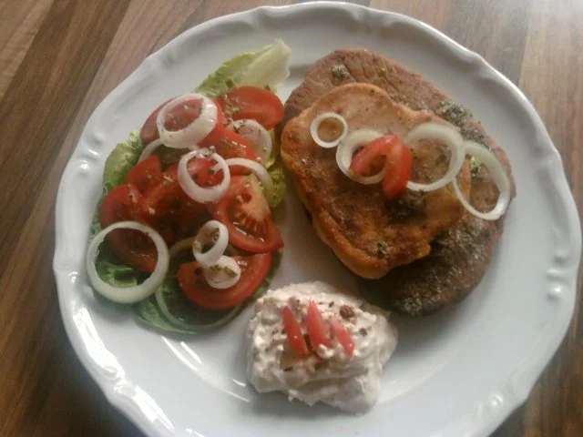 Rezept: Kräuter-Pfannen- Fladenbrot mit Peperoni-Creme und Tomatensalat Kräuter-Pfannen- Fladenbrot mit Peperoni-Creme und Tomatensalat - Rezept