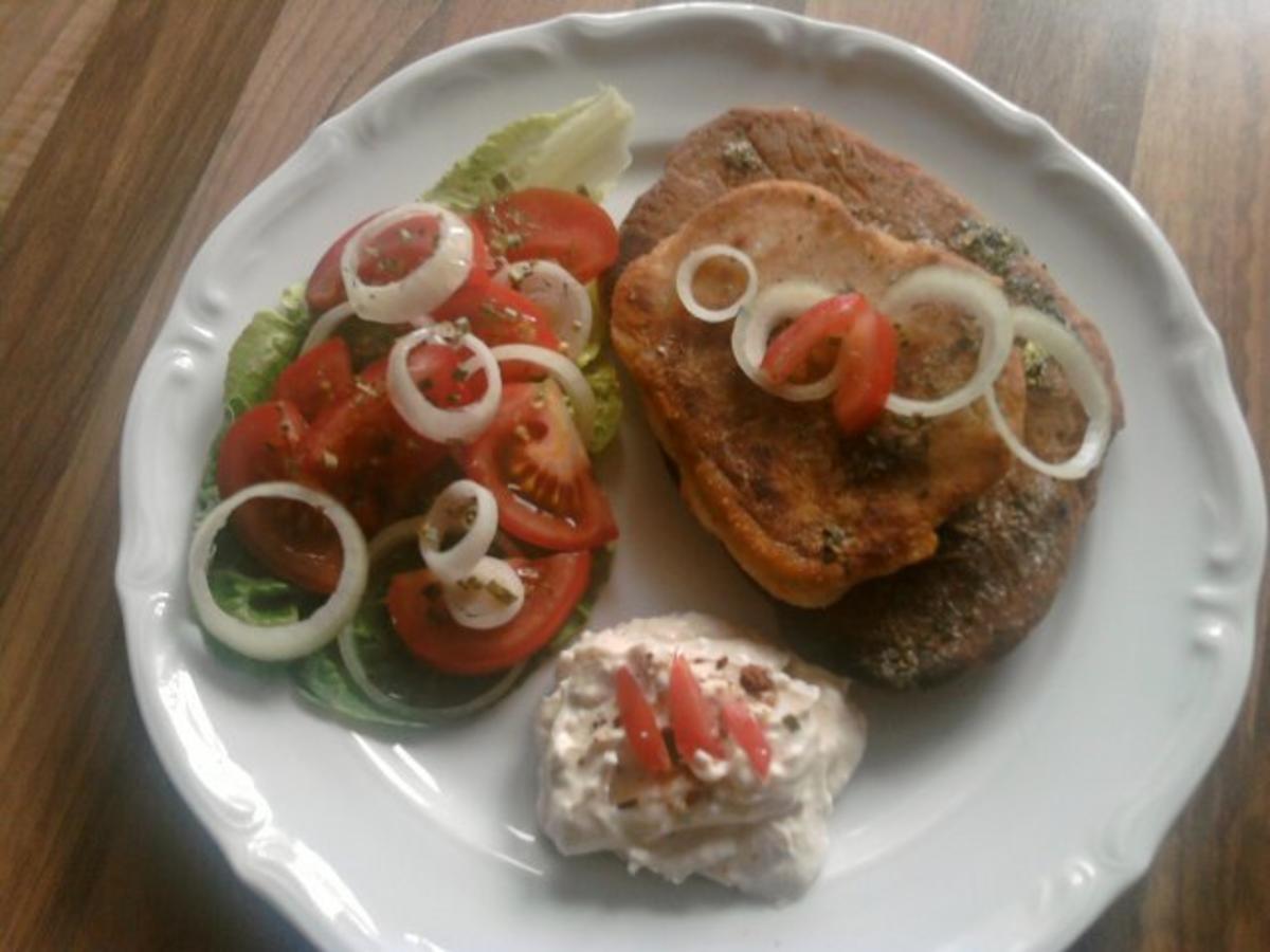 Kräuter-Pfannen- Fladenbrot mit Peperoni-Creme und Tomatensalat ...