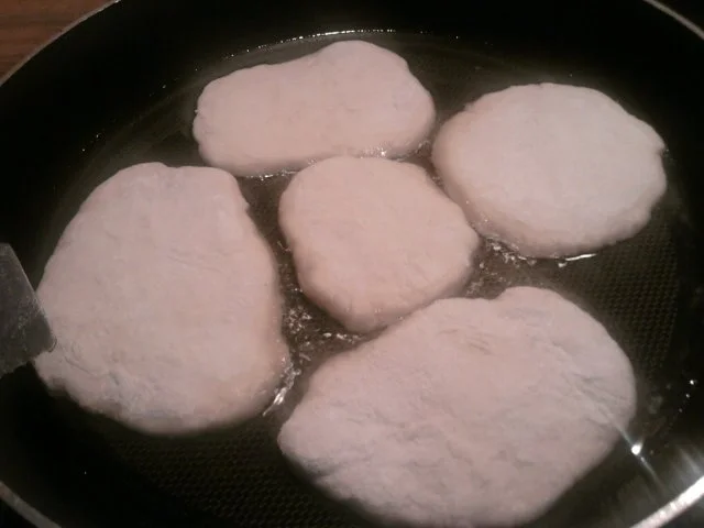 Rezept: Kräuter-Pfannen- Fladenbrot mit Peperoni-Creme und Tomatensalat Bild Nr. 2 Kräuter-Pfannen- Fladenbrot mit Peperoni-Creme und Tomatensalat - Rezept - Bild Nr. 2