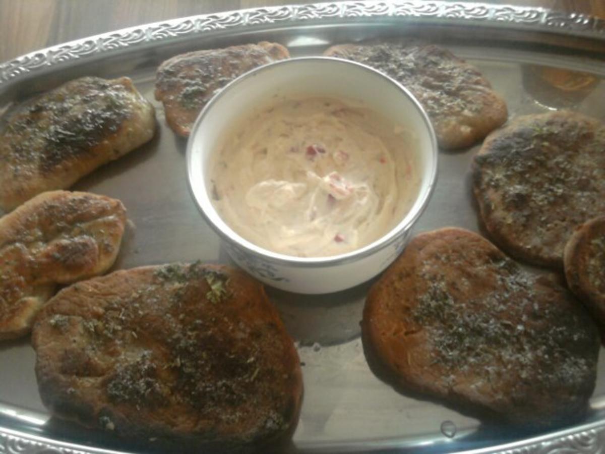 Kräuter-Pfannen- Fladenbrot mit Peperoni-Creme und Tomatensalat - Rezept - Bild Nr. 3