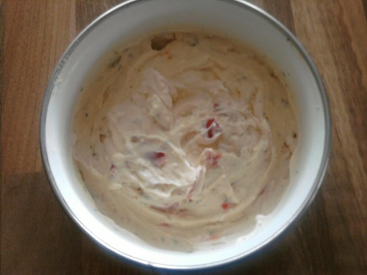 Kräuter-Pfannen- Fladenbrot mit Peperoni-Creme und Tomatensalat ...