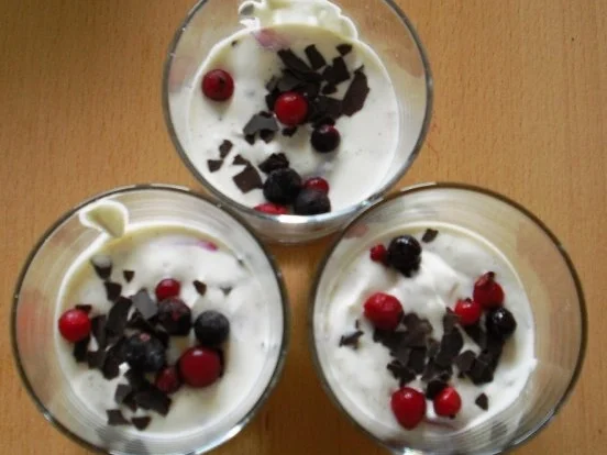 Frischkäse-Quark-Creme mit gemischten Beeren - Rezept