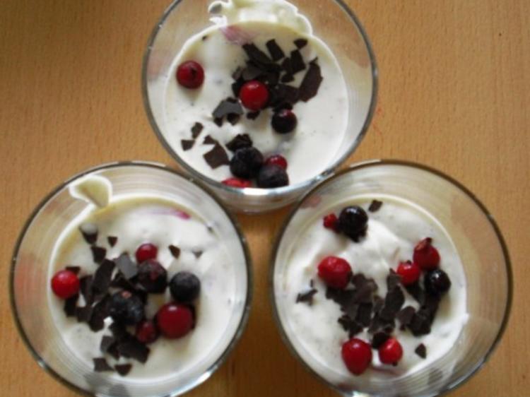 Frischkäse-Quark-Creme mit gemischten Beeren - Rezept - kochbar.de