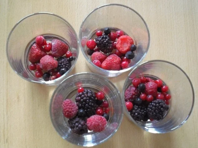 Frischkäse-Quark-Creme mit gemischten Beeren - Rezept - Bild Nr. 4