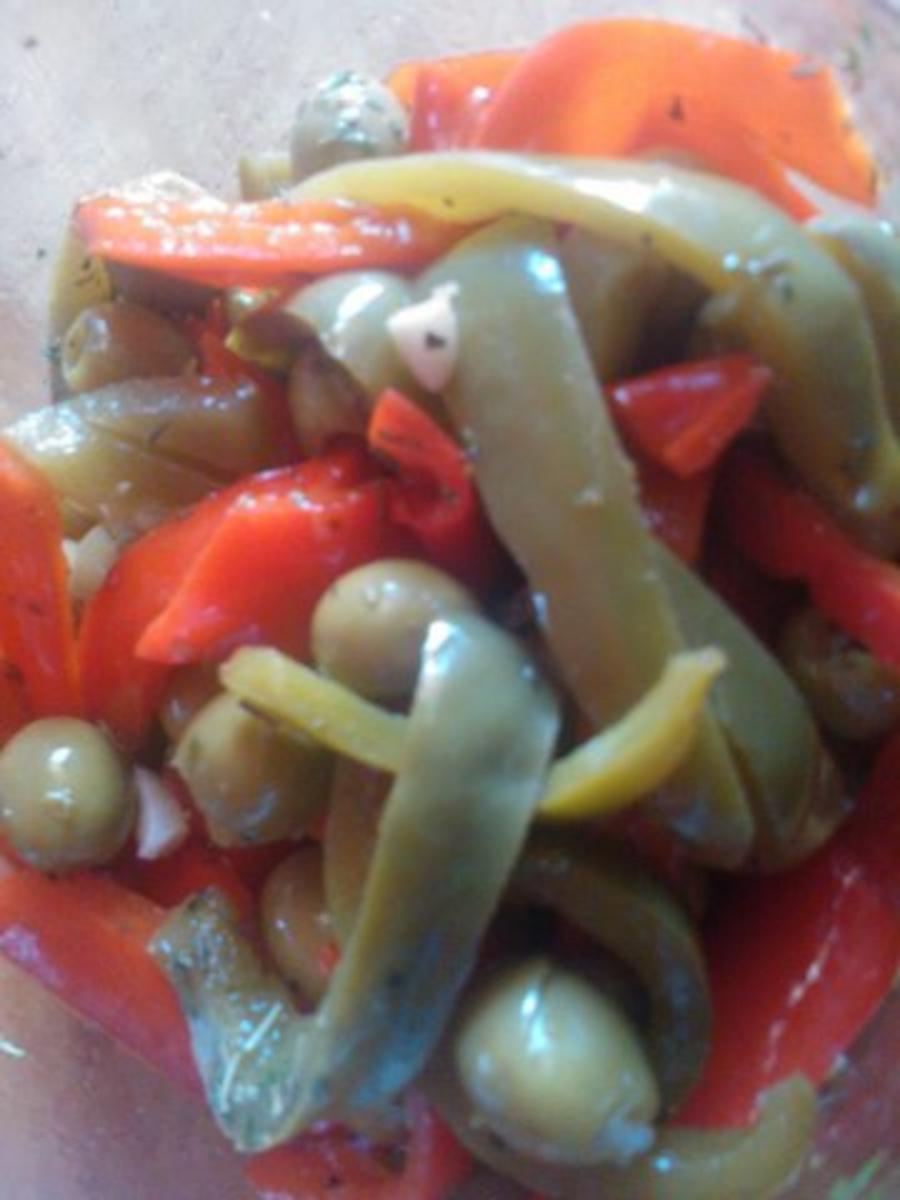 Spitzpaprika-Salat  mit Olivenoel - Rezept
