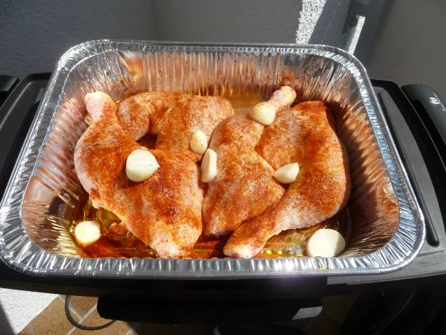 Geflügel : Hähnchenschenkel und Kartoffelscheiben vom Grill mit Salat - Rezept - Bild Nr. 3