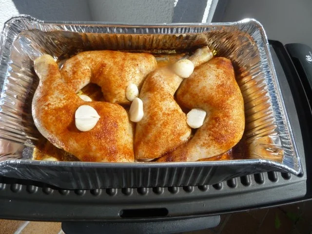 Geflügel : Hähnchenschenkel und Kartoffelscheiben vom Grill mit Salat - Rezept - Bild Nr. 5