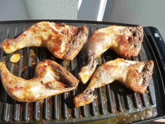 Geflügel : Hähnchenschenkel und Kartoffelscheiben vom Grill mit Salat - Rezept - Bild Nr. 6