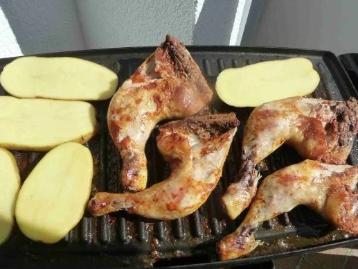 Geflügel : Hähnchenschenkel und Kartoffelscheiben vom Grill mit Salat - Rezept - Bild Nr. 8