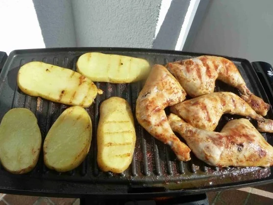 Geflügel : Hähnchenschenkel und Kartoffelscheiben vom Grill mit Salat - Rezept - Bild Nr. 9