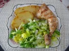 Geflügel : Hähnchenschenkel und Kartoffelscheiben vom Grill mit Salat - Rezept