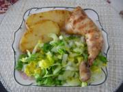 Geflügel : Hähnchenschenkel und Kartoffelscheiben vom Grill mit Salat - Rezept