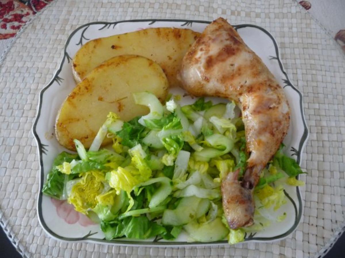 Bilder für Geflügel : Hähnchenschenkel und Kartoffelscheiben vom Grill mit Salat - Rezept