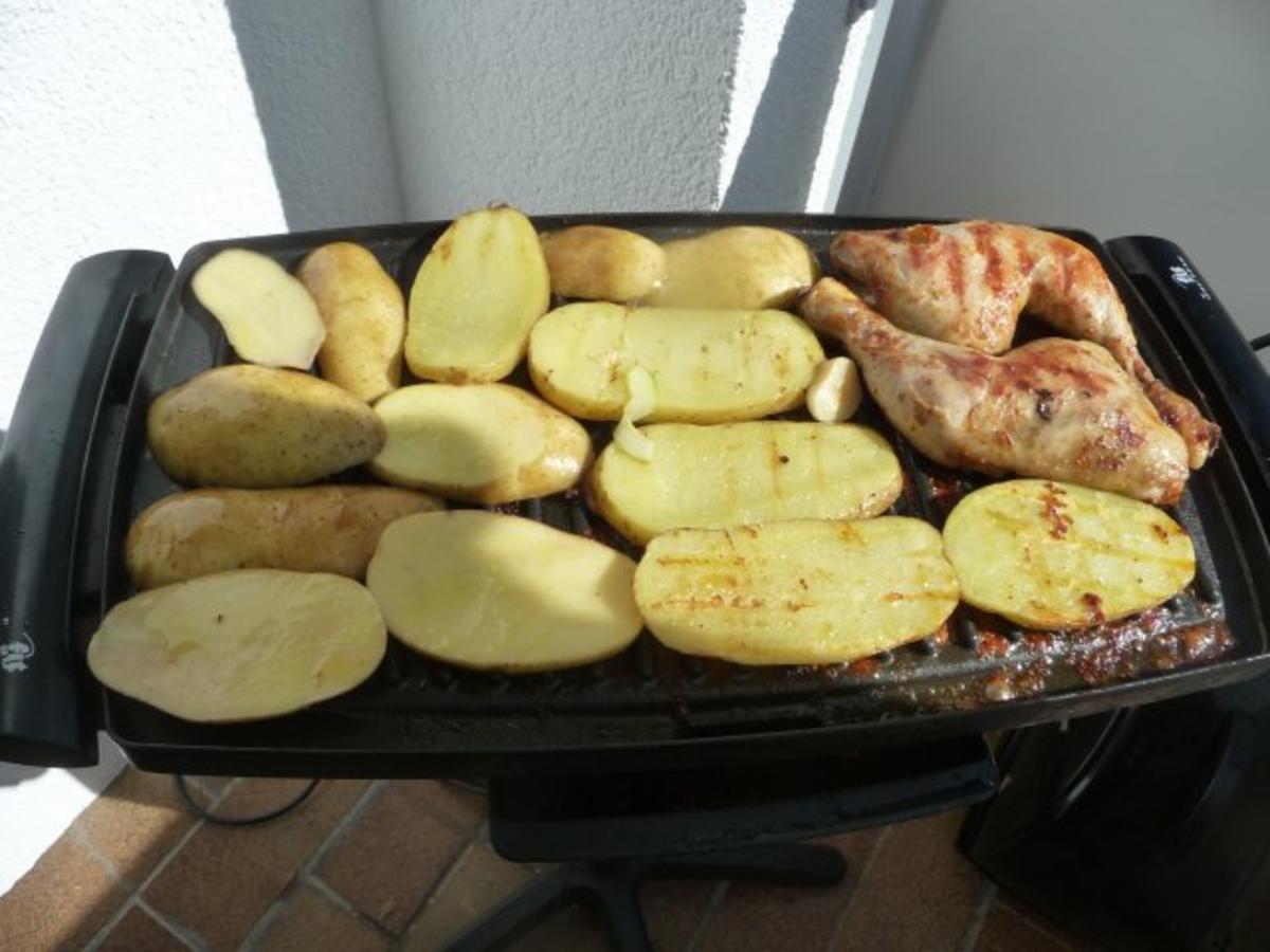 Geflügel : Hähnchenschenkel und Kartoffelscheiben vom Grill mit Salat - Rezept - Bild Nr. 10