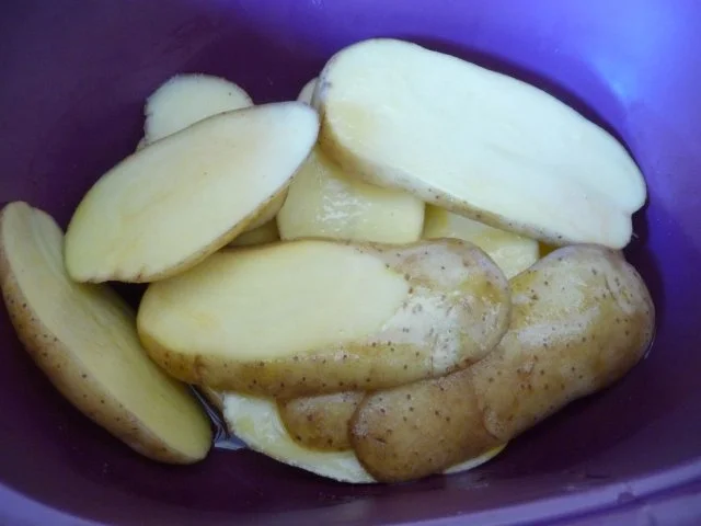 Geflügel : Hähnchenschenkel und Kartoffelscheiben vom Grill mit Salat - Rezept - Bild Nr. 7