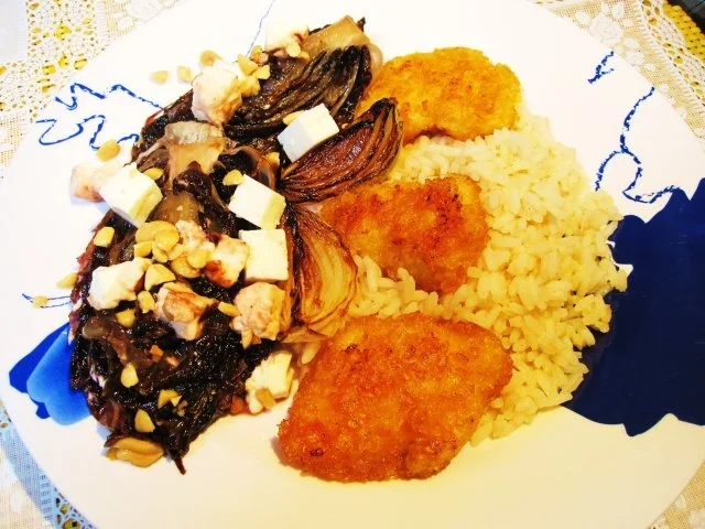 Rezept: Radicchio mit Feta und gerösteten Nüssen Radicchio mit Feta und gerösteten Nüssen - Rezept