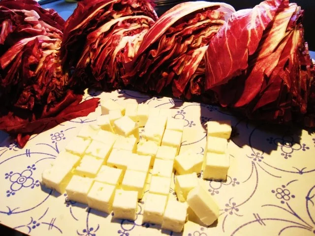 Rezept: Radicchio mit Feta und gerösteten Nüssen Bild Nr. 4 Radicchio mit Feta und gerösteten Nüssen - Rezept - Bild Nr. 4