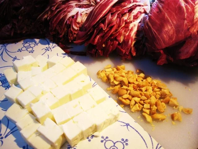 Rezept: Radicchio mit Feta und gerösteten Nüssen Bild Nr. 5 Radicchio mit Feta und gerösteten Nüssen - Rezept - Bild Nr. 5