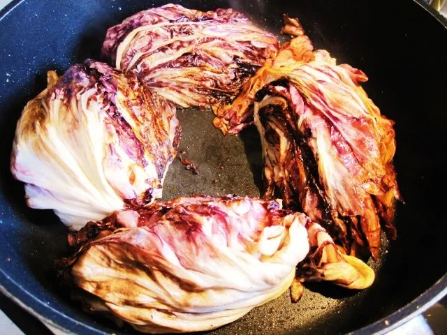 Rezept: Radicchio mit Feta und gerösteten Nüssen Bild Nr. 6 Radicchio mit Feta und gerösteten Nüssen - Rezept - Bild Nr. 6