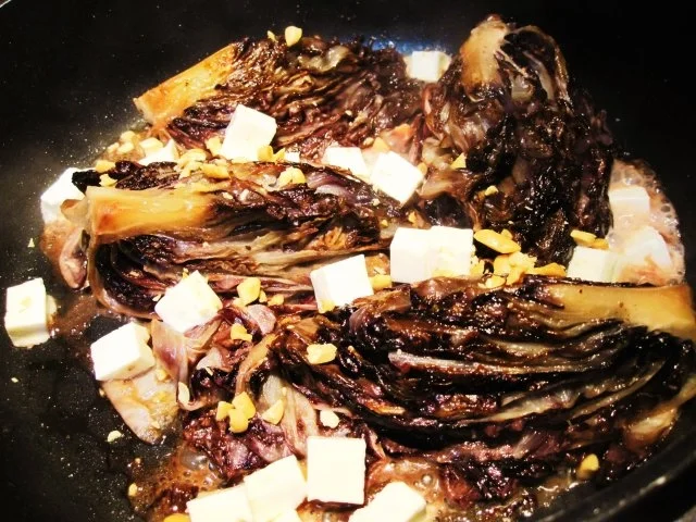 Rezept: Radicchio mit Feta und gerösteten Nüssen Bild Nr. 7 Radicchio mit Feta und gerösteten Nüssen - Rezept - Bild Nr. 7