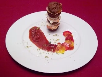 Rezept: Schoko-Mascarpone-Turm mit Karamellblättern an einer Reduktion von Balsamico, Erdbeeren und Mango Schoko-Mascarpone-Turm mit Karamellblättern an einer Reduktion von Balsamico, Erdbeeren und Mango - Rezept