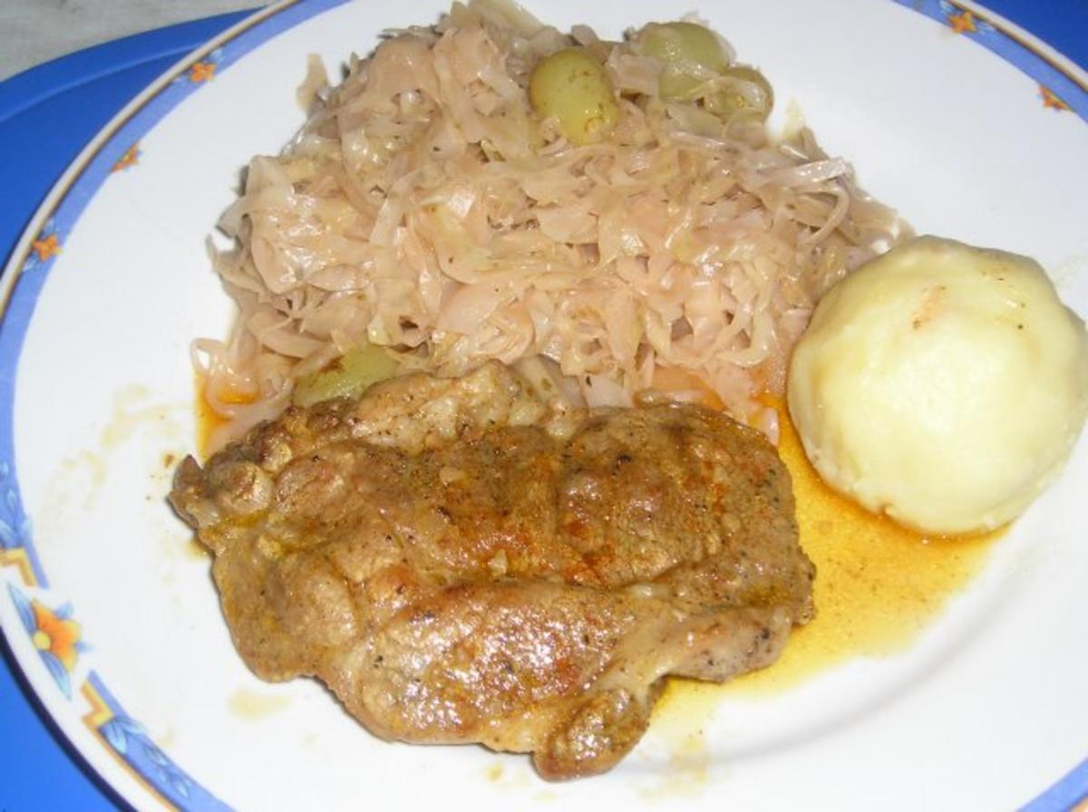 Bilder für Winzerkraut mit Schopfbratensteak und Kartoffelknödel - Rezept