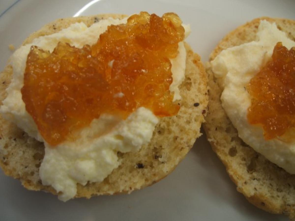 Bilder für Backen: Nut-Scones with Sweet Clotted Cream - Rezept