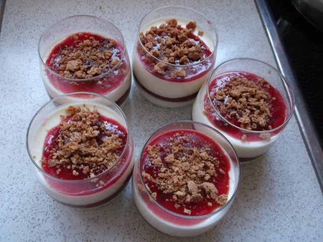 Panna Cotta mit Zwetschgen-Zimtmus und Amarettinibrösel - Rezept