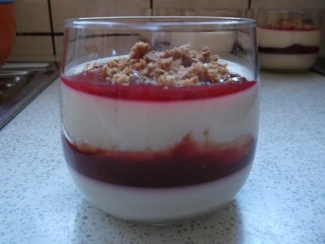 Panna Cotta mit Zwetschgen-Zimtmus und Amarettinibrösel - Rezept - Bild Nr. 2