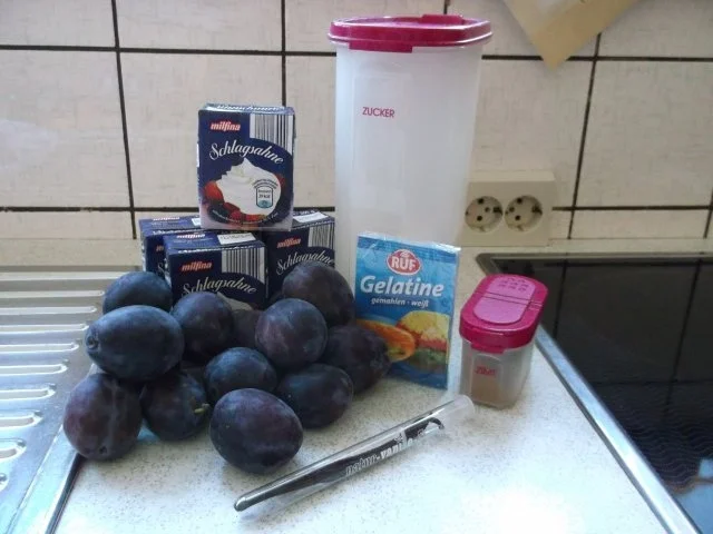 Panna Cotta mit Zwetschgen-Zimtmus und Amarettinibrösel - Rezept - Bild Nr. 3