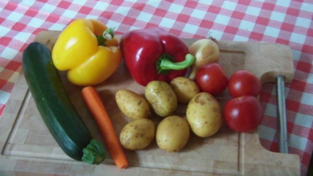 Hähnchenschenkel mit Gemüse und Rosmarinkartoffeln - Rezept - Bild Nr. 2