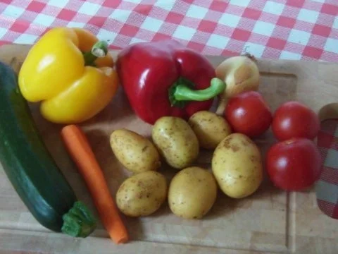 Rezept: Hähnchenschenkel mit Gemüse und Rosmarinkartoffeln Bild Nr. 2 Hähnchenschenkel mit Gemüse und Rosmarinkartoffeln - Rezept - Bild Nr. 2