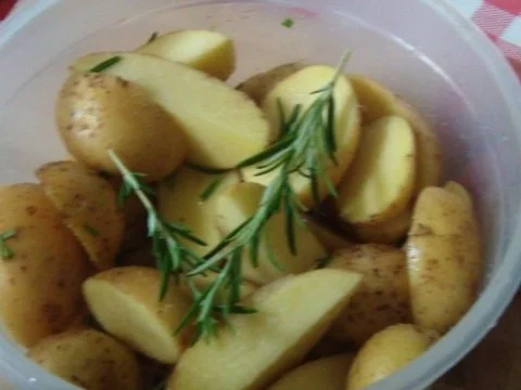 Rezept: Hähnchenschenkel mit Gemüse und Rosmarinkartoffeln Bild Nr. 4 Hähnchenschenkel mit Gemüse und Rosmarinkartoffeln - Rezept - Bild Nr. 4