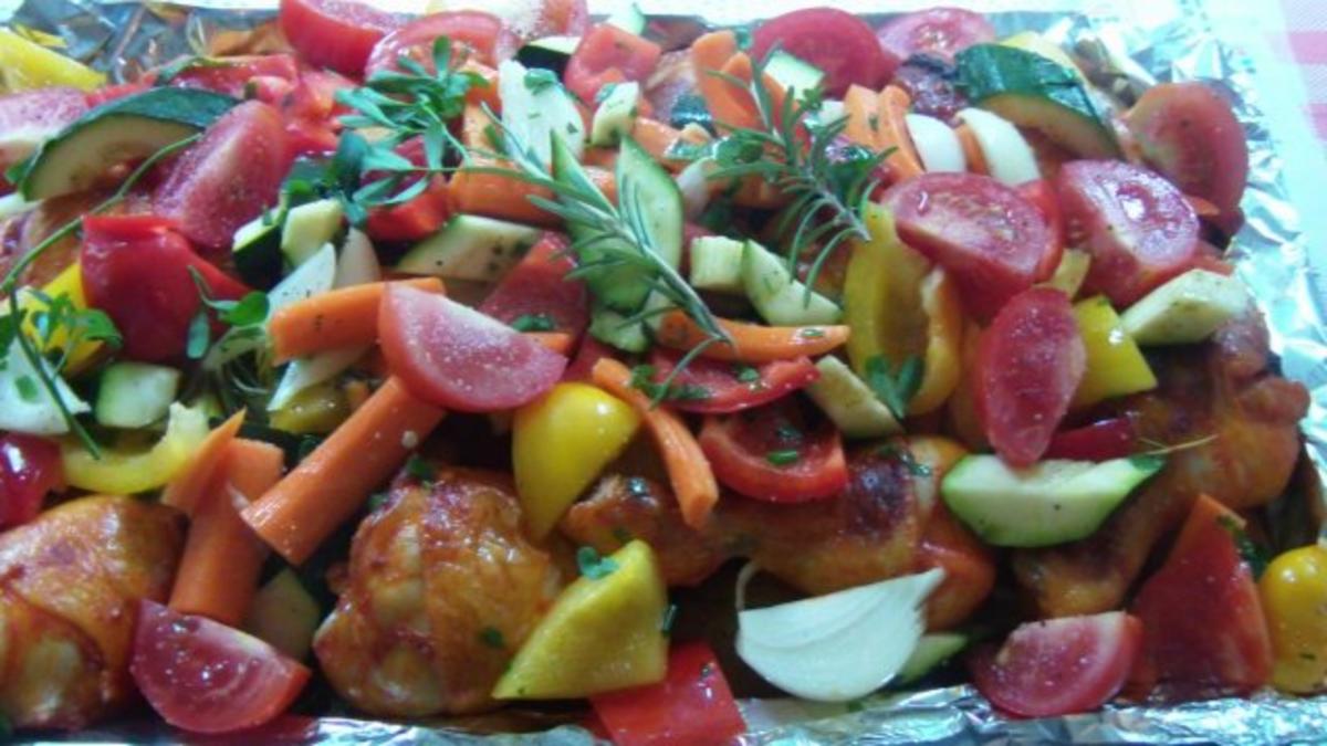 Hähnchenschenkel mit Gemüse und Rosmarinkartoffeln - Rezept