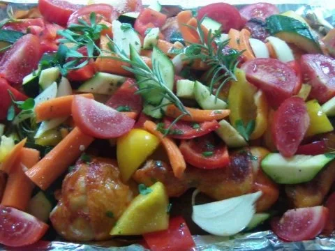 Rezept: Hähnchenschenkel mit Gemüse und Rosmarinkartoffeln Hähnchenschenkel mit Gemüse und Rosmarinkartoffeln - Rezept
