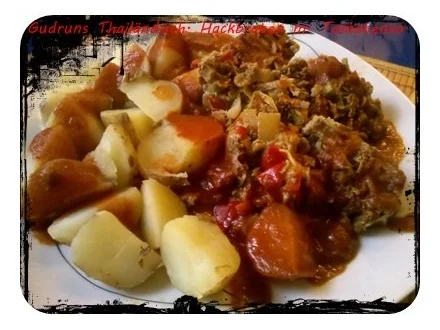 Rezept: Hackfleisch: Thailändischer Hackfleischbraten mit Tomatensoße und Pellkartoffeln Hackfleisch: Thailändischer Hackfleischbraten mit Tomatensoße und Pellkartoffeln - Rezept