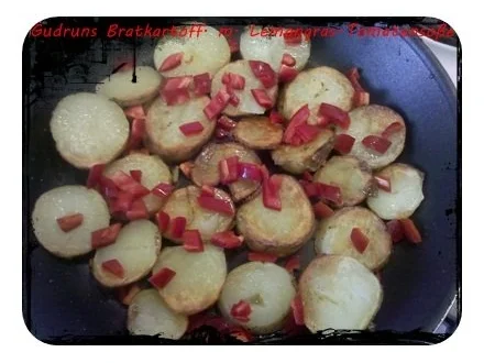 Kartoffeln: Bratkartoffeln mit Spiegelei und Tomaten-Lemongras-Soße - Rezept - Bild Nr. 6