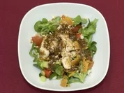 Seeteufelfilets auf Feldsalat mit braunem Ziegenkäse und Cashewkernen (Sebastian Deyle) - Rezept